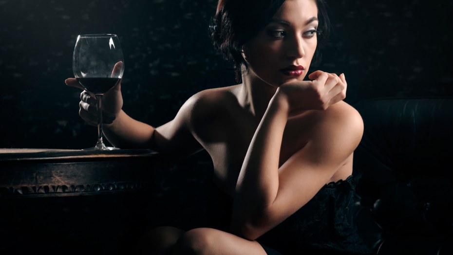 Топлесс и бутылка вина