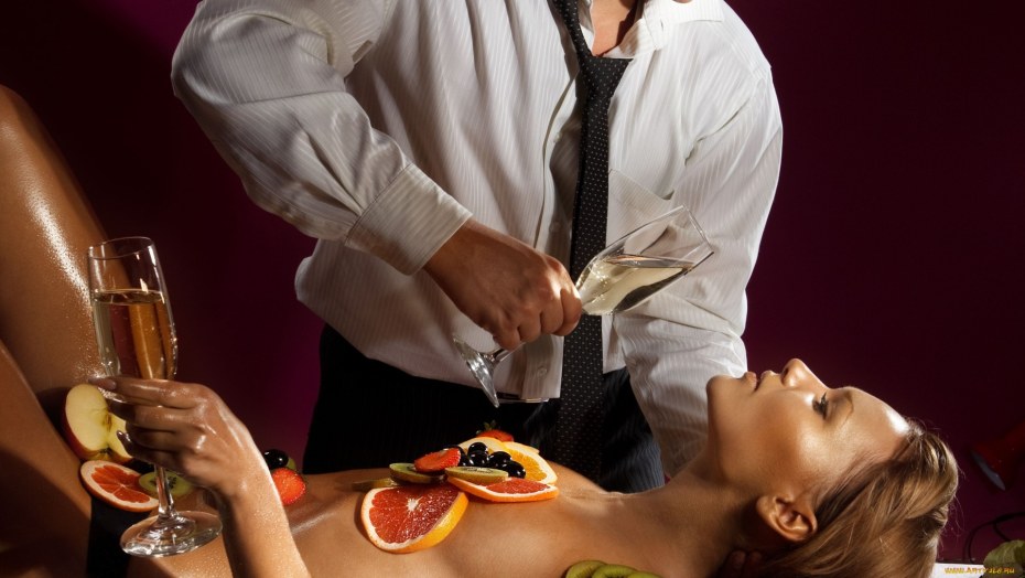 Девушка с бокалом вина