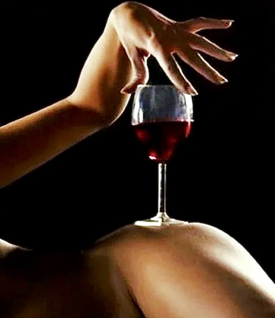 Женщина с бокалом вина