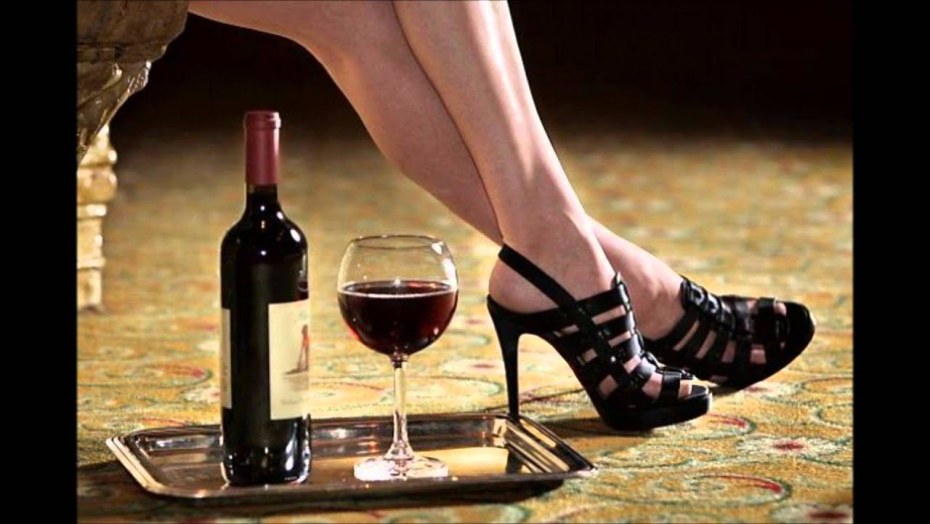 Женщина с бутвлкой Аинс