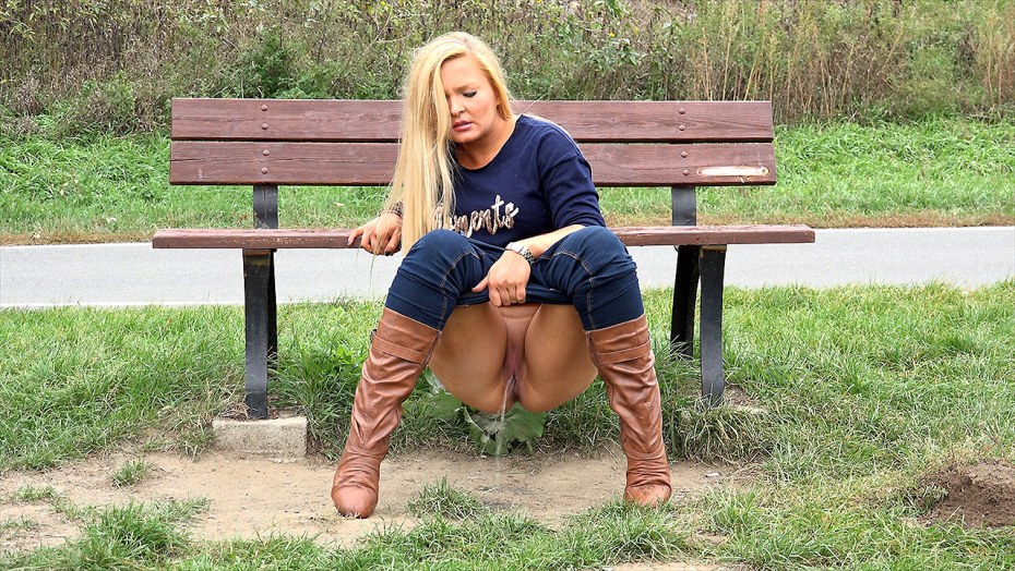 Девушки ссут вид сзади