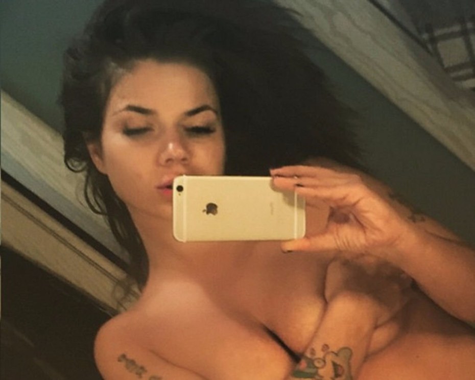 Голая задница певицы Бьянки