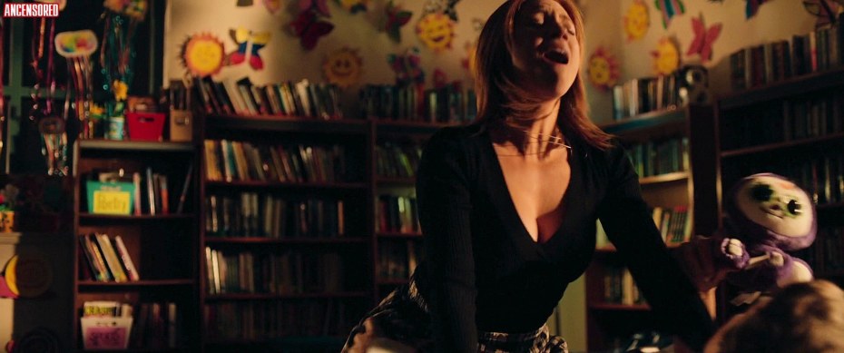 Голая грудь Бриттани Сноу