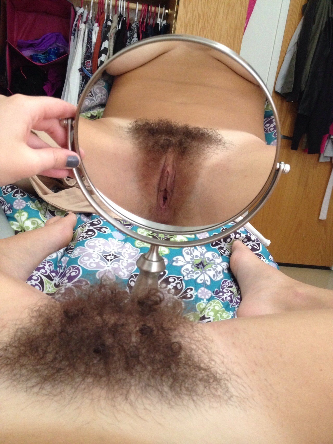 волосатая пизда перед зеркалом (120) фото