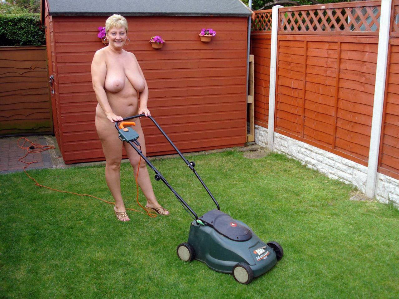 фото голая женщина в огороде фото 113