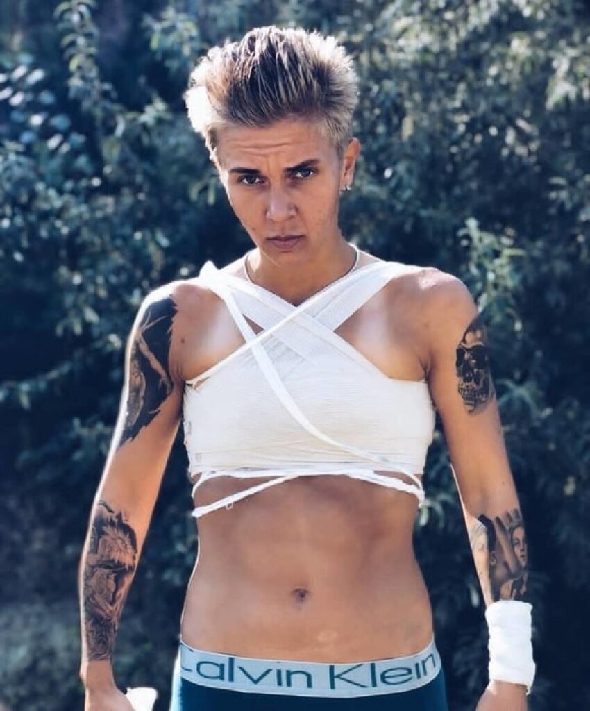 Отправила парню голые фото