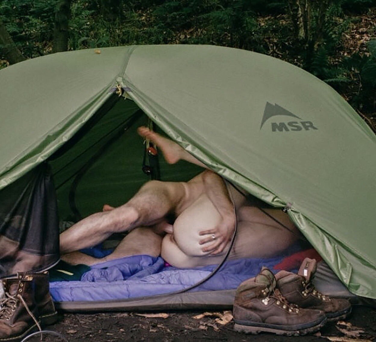 порно в палатке с брюнеткой фото 38