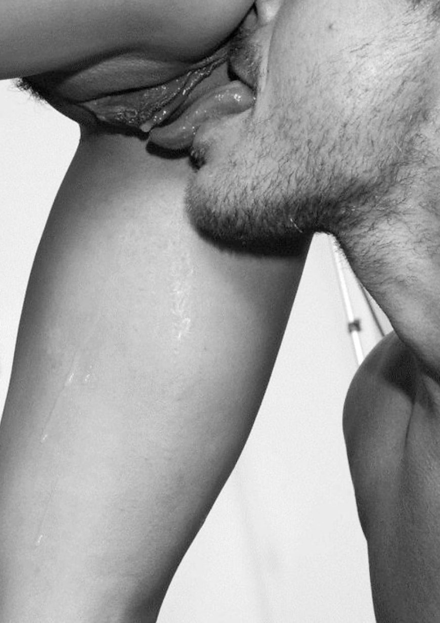 Парень целует девушке киску