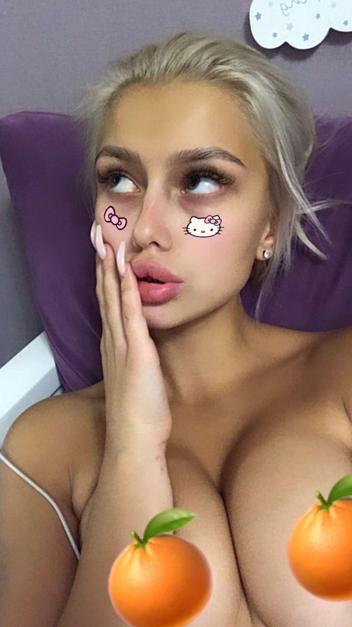 Обнимаются в кровати