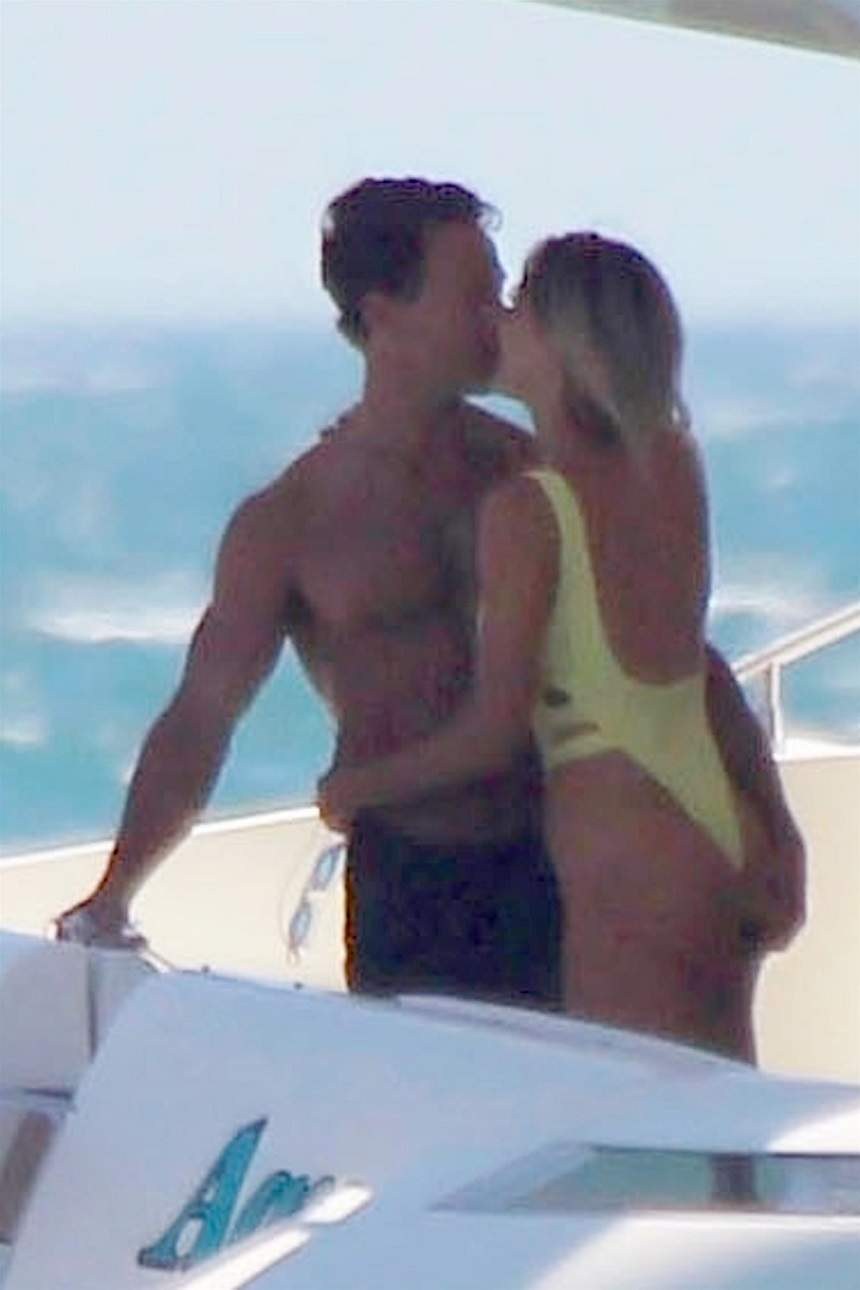 Dalia Elliott в бикини