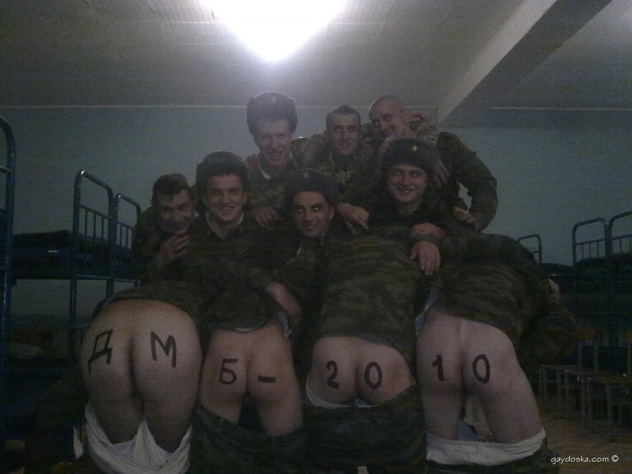 парни в армии спят голые фото 68