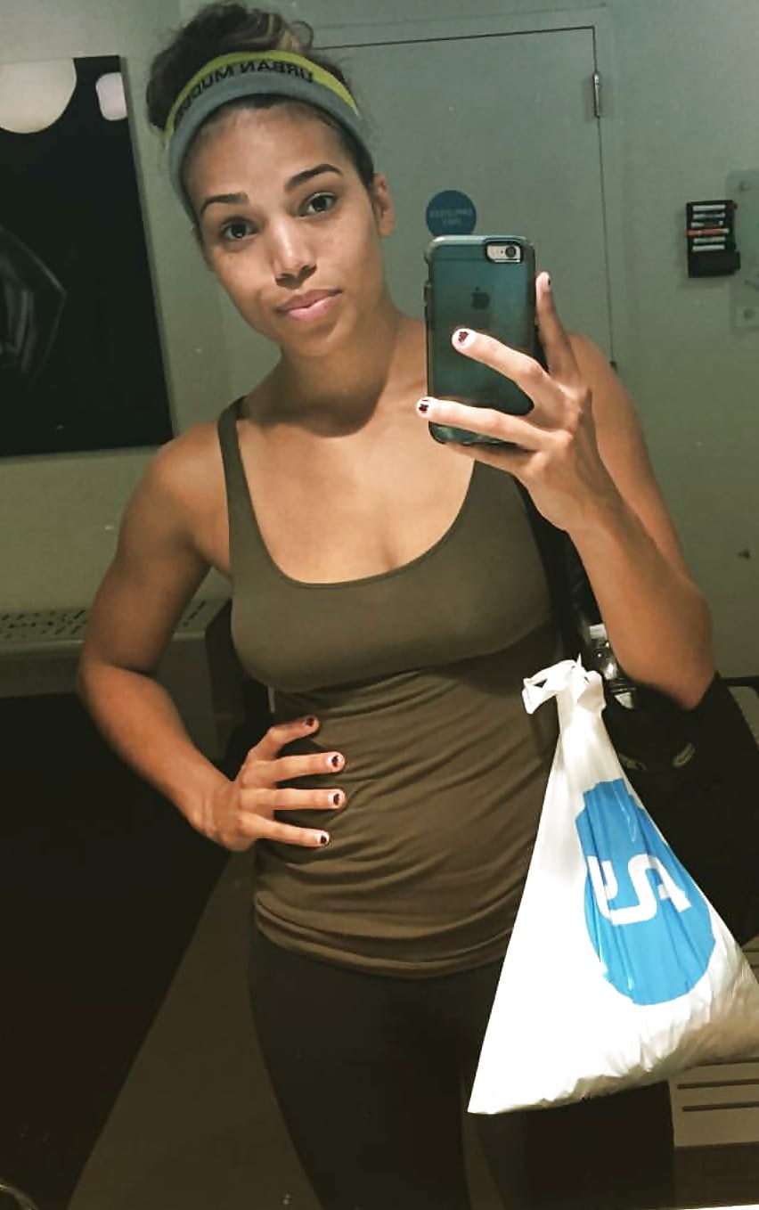 Ашанти певица в купальнике