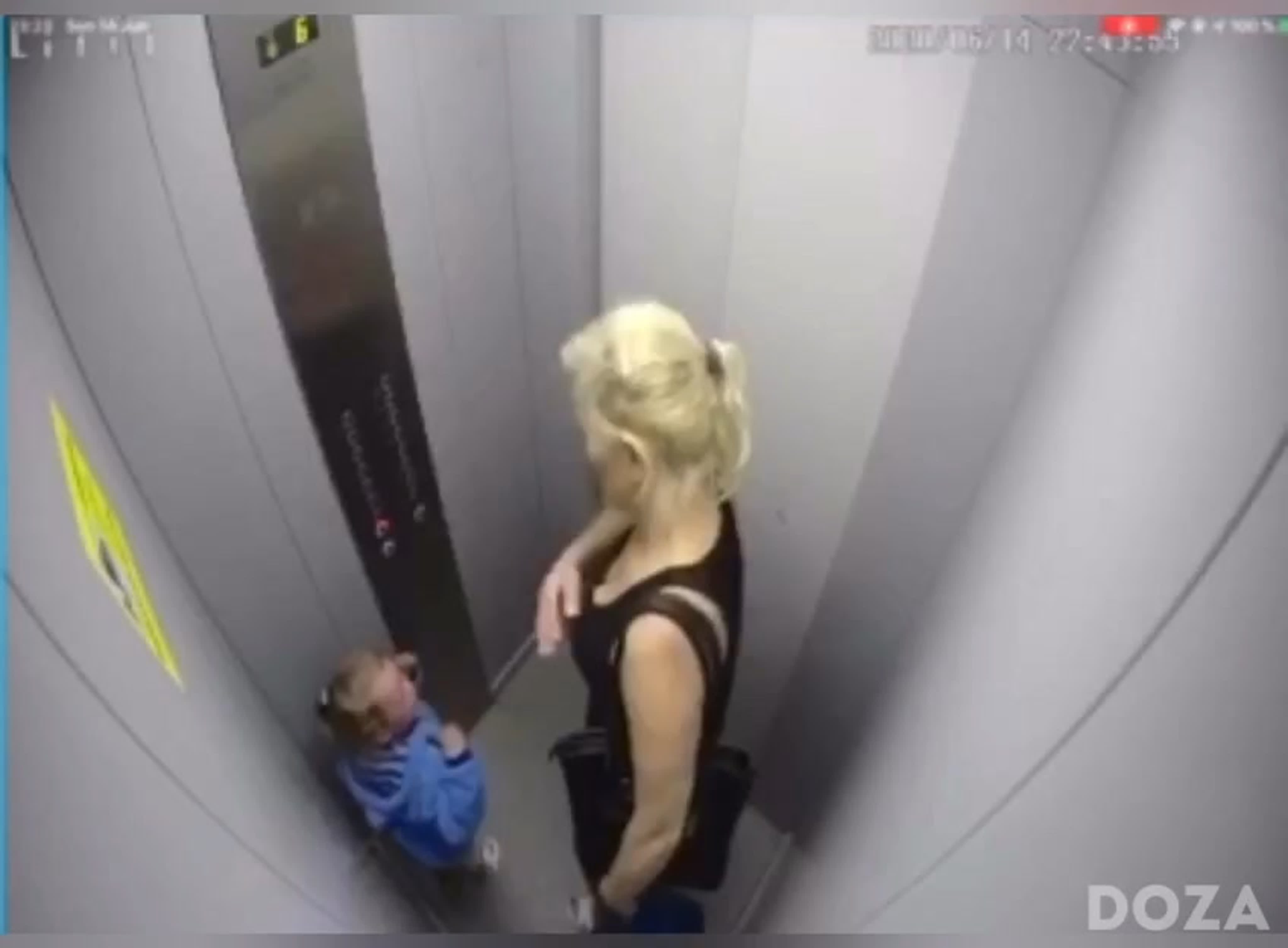 Пока мама в туалете. Девушка в лифте. Лифт застрял. Скрытый камера в лифте.
