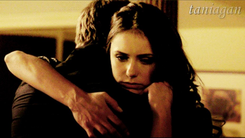 Кэтрин обнимает Стефана