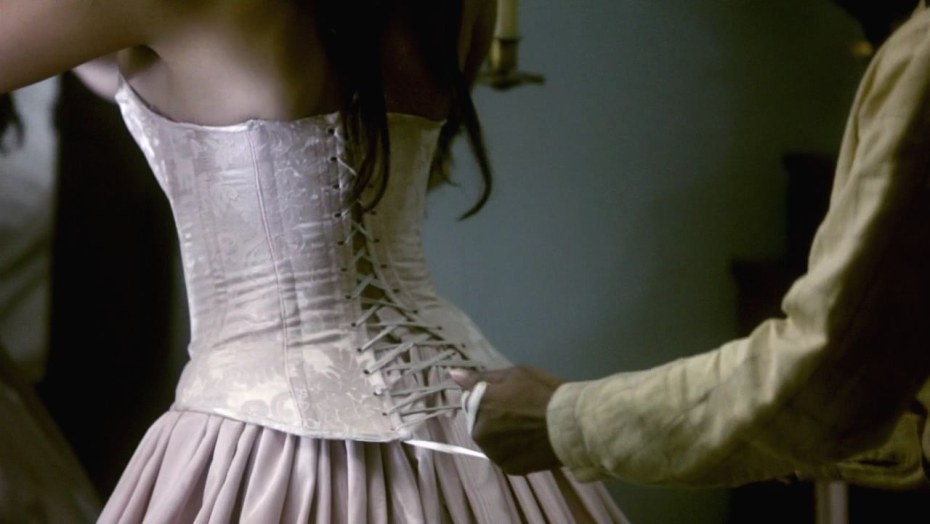Кэтрин Пирс в платье с корсетом
