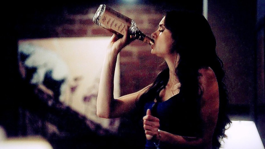 Кэтрин и Клаус поцелуй