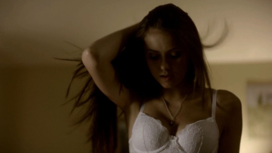 Нина Добрев в Нижнем белье в дневниках вампира