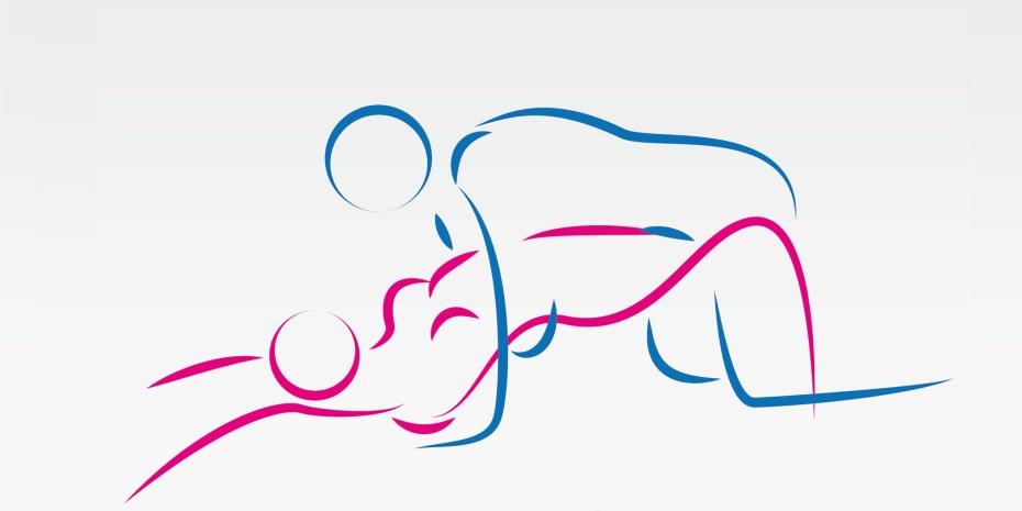 Голые брюнетки стоя в воде