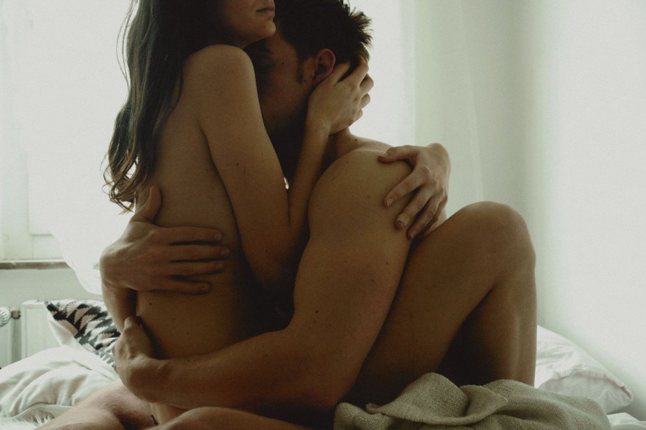 Парень обнимает голую женщину