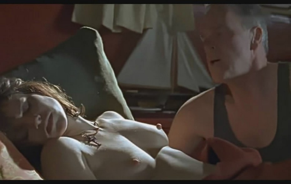 Эмилия Кларк голенькая