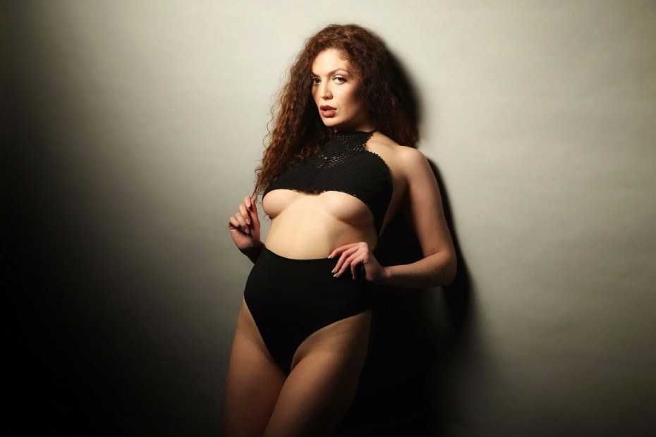 Голые стройные на природе