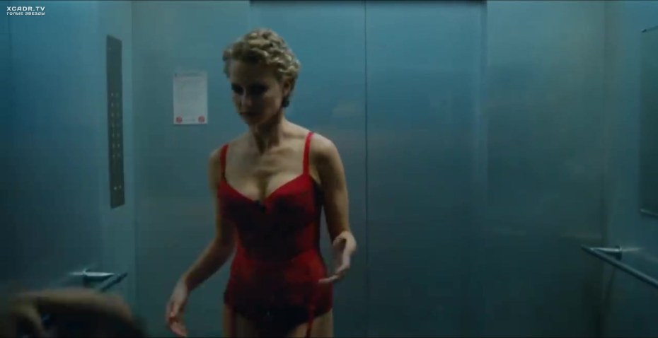 Девушка с яблоком