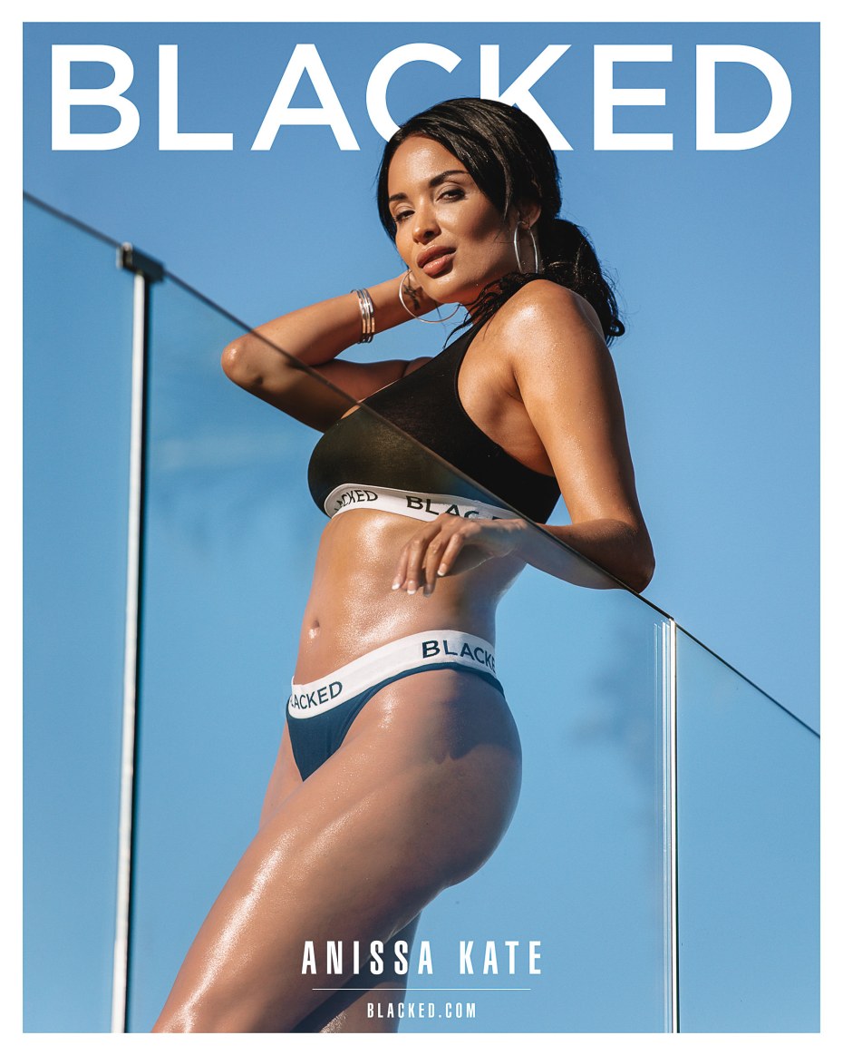 Анисса Кейт в чулках на шпильках