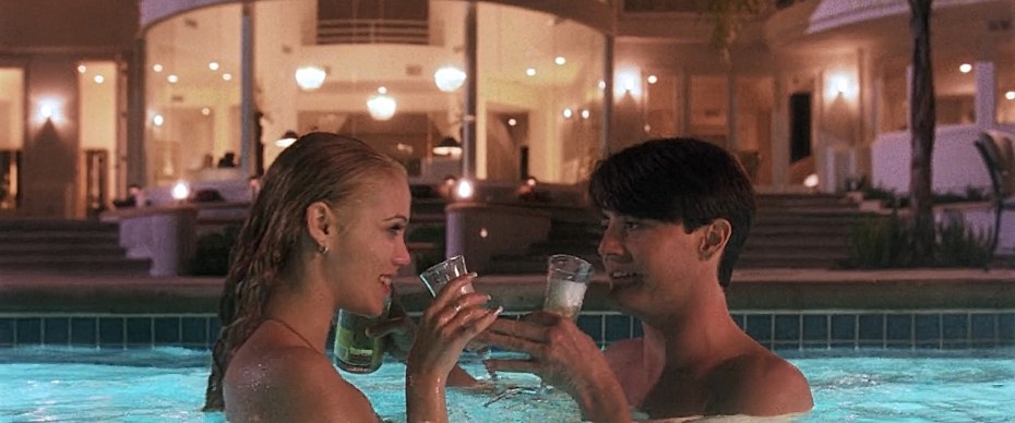 Элизабет Беркли Шоугелз в бассейне