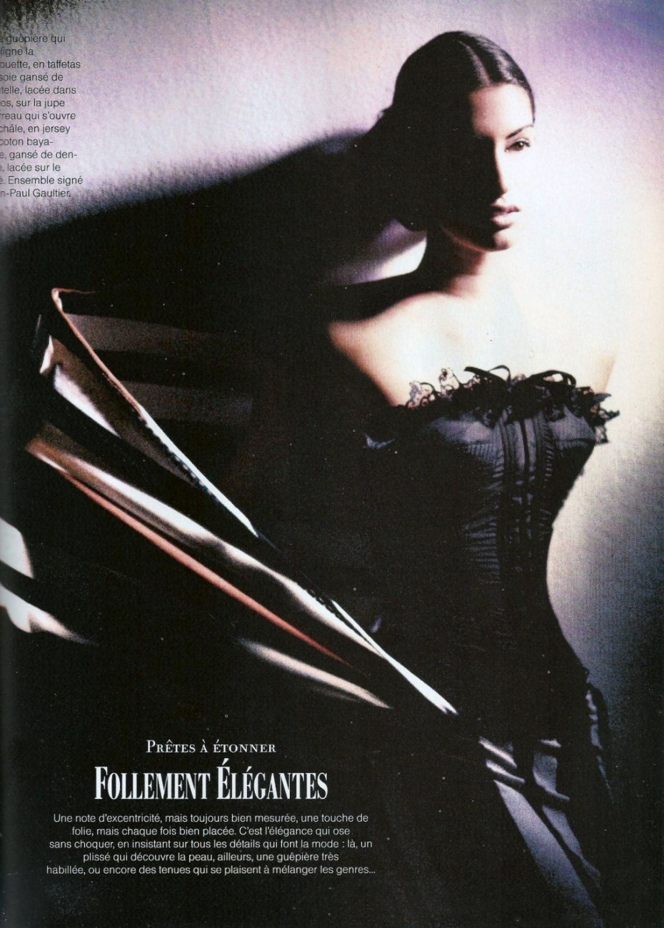 Во дворе Моем цветет Акация я иду улыбки не Тая