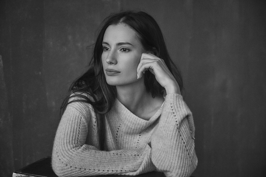 Молодая голая женщина на диване