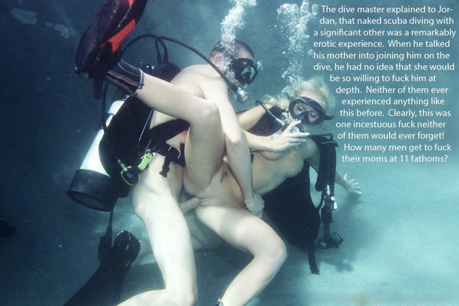 Голые женщины с ластами под водой