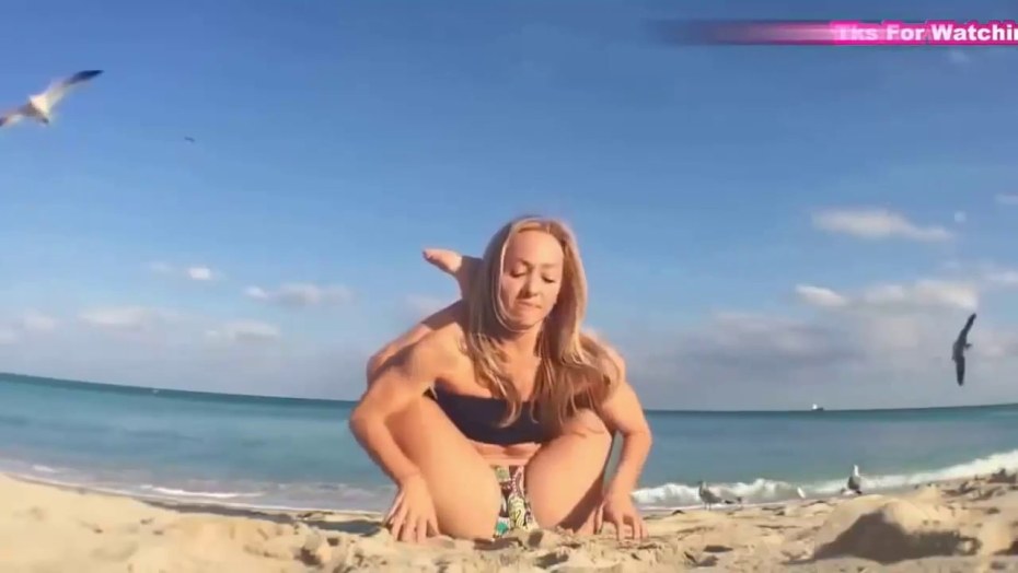 Голая Яна крупным планом