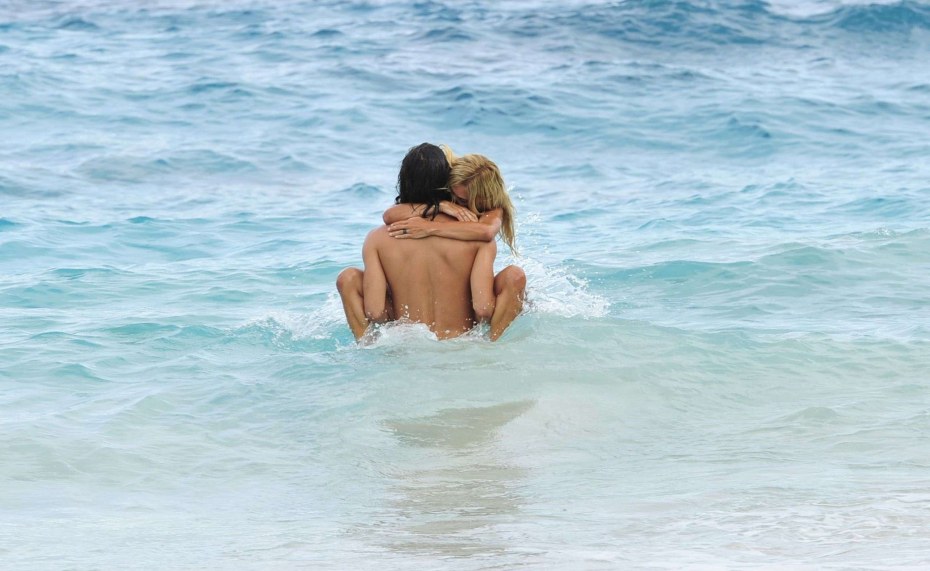 Голые пары на берегу моря