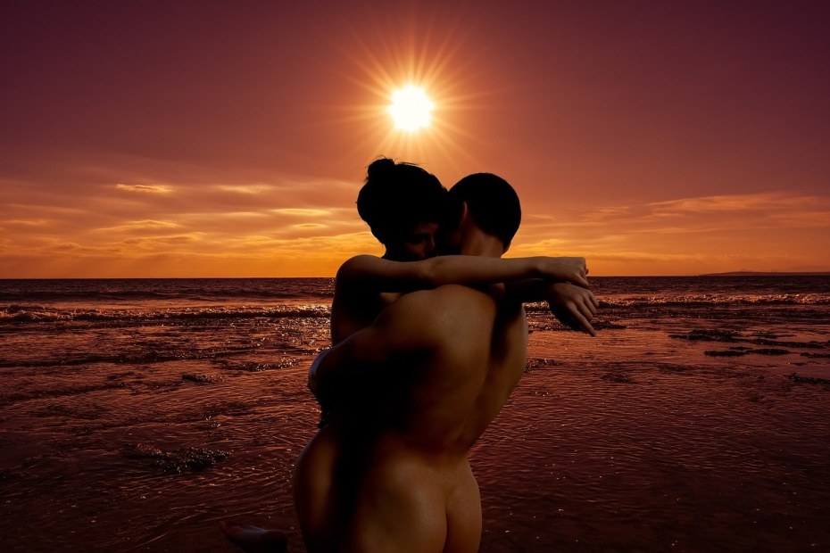 Эротическая фотосессия на закате