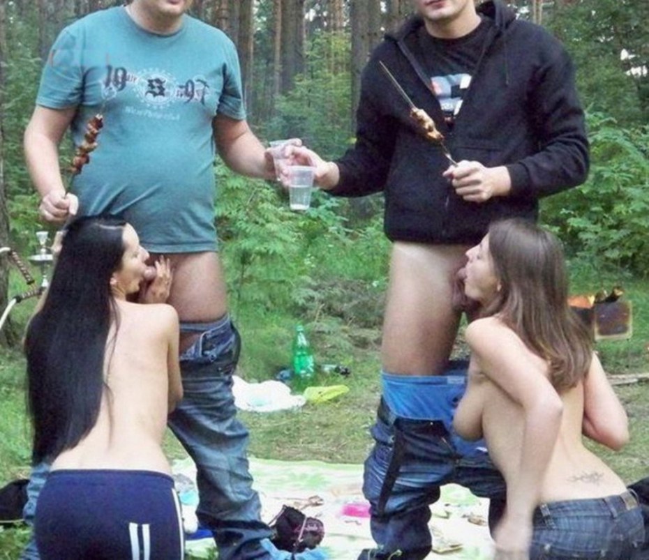 Девушка разделась на шашлыках