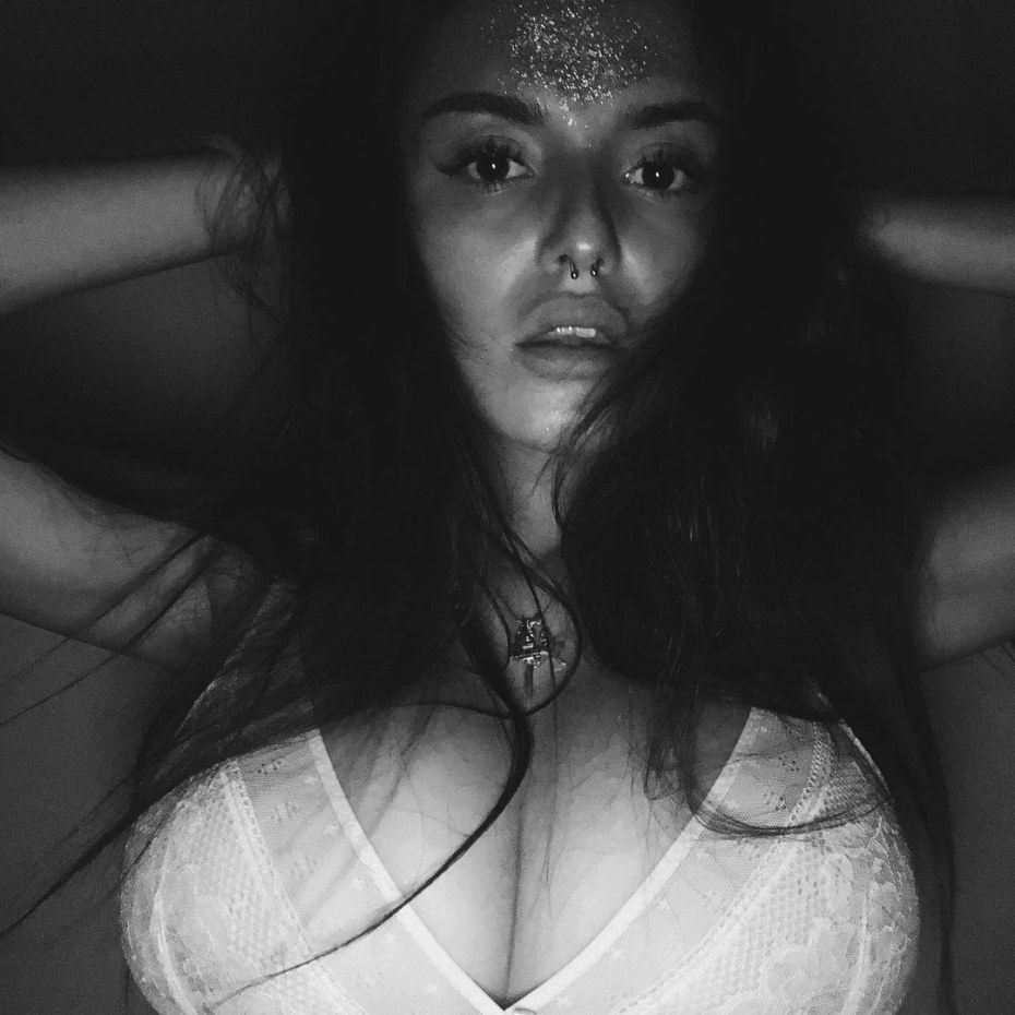 Памела Флорес сцены ню