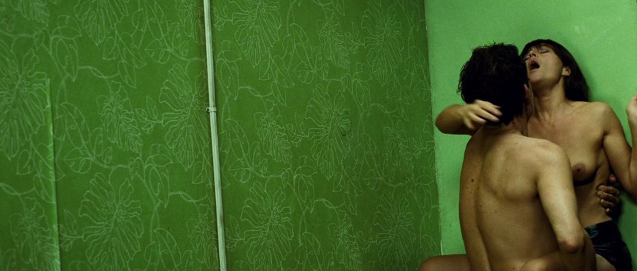 Моника Беллуччи голая в фильме l'ultimo Capodanno - 1998