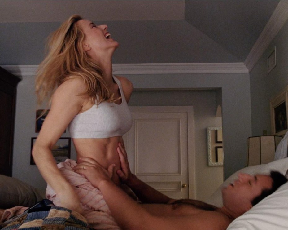 Тео Леони голая в бассейне