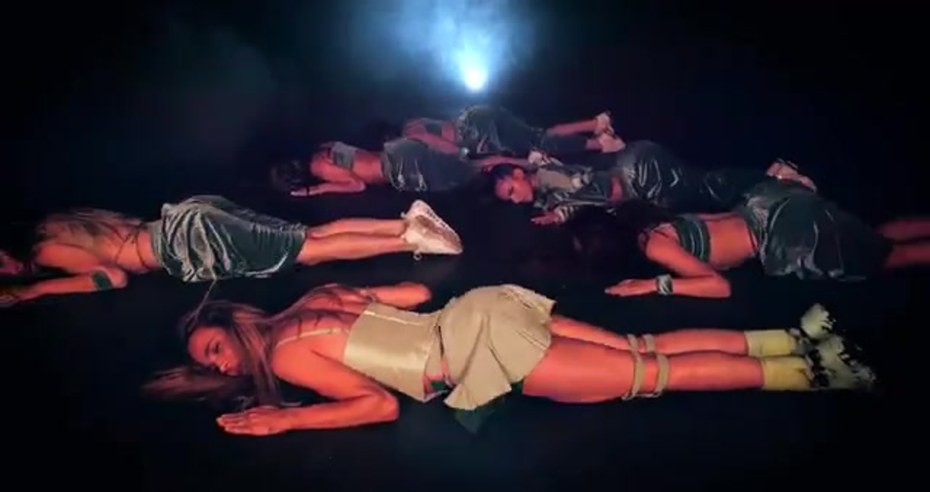 Глюкоза выступает без трусов фото