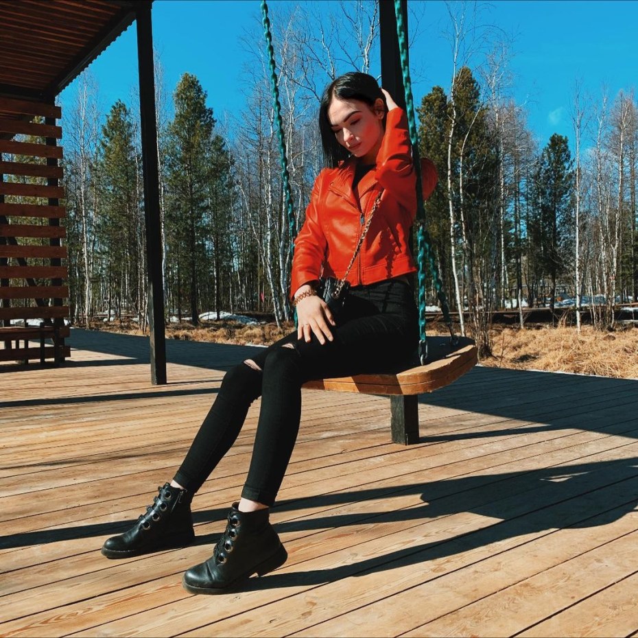 Настя Ивлеева и Собчак поцелуй