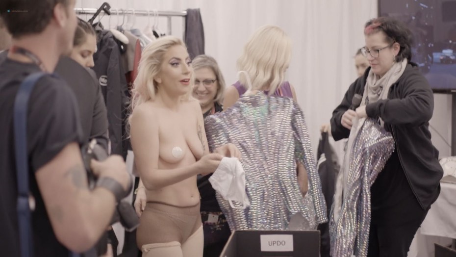 Голая леди Гага в фильме звезда