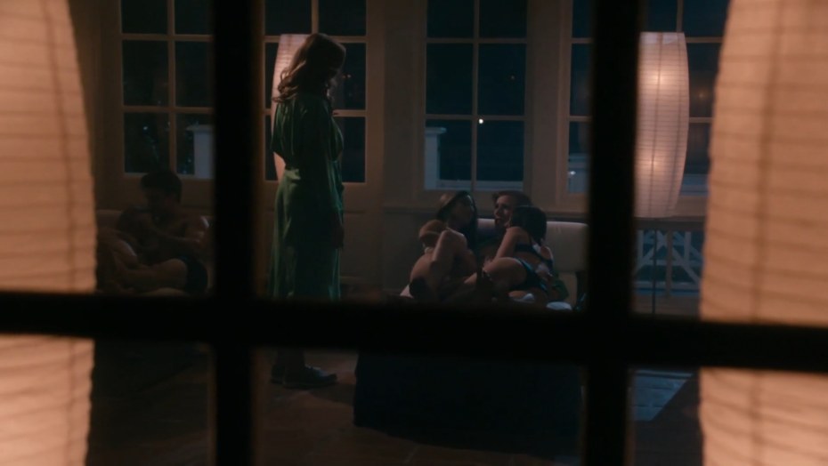 Голая Карен Хассан в сериале «Викинги», 2013