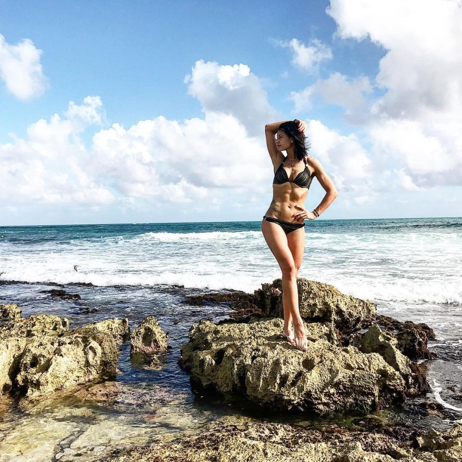 Яна Зенина в купальнике