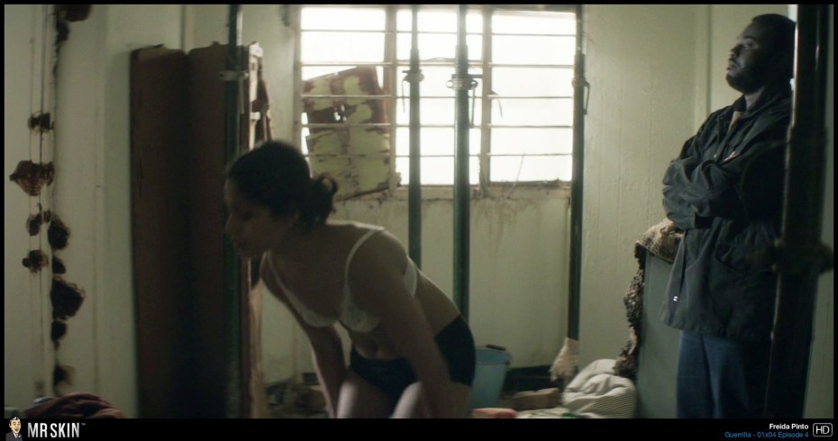 Фрида Пинто ноги