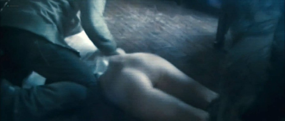 Я плюю на ваши могилы голая Сара