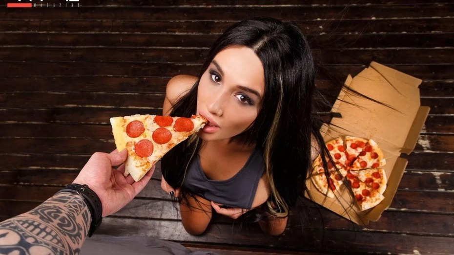 Доставщик пиццы Diamond Foxxx