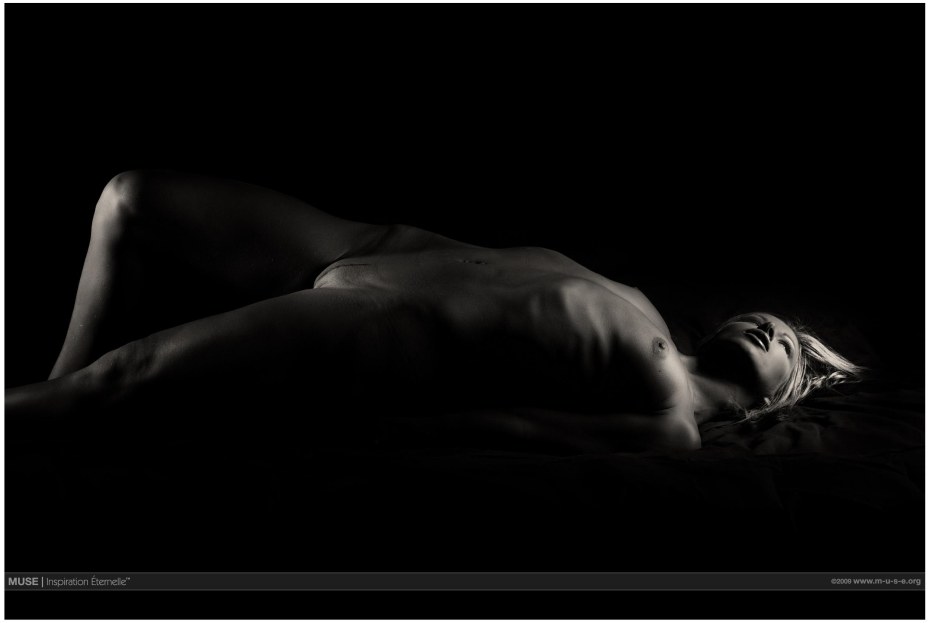 Девушка голышом в темноте