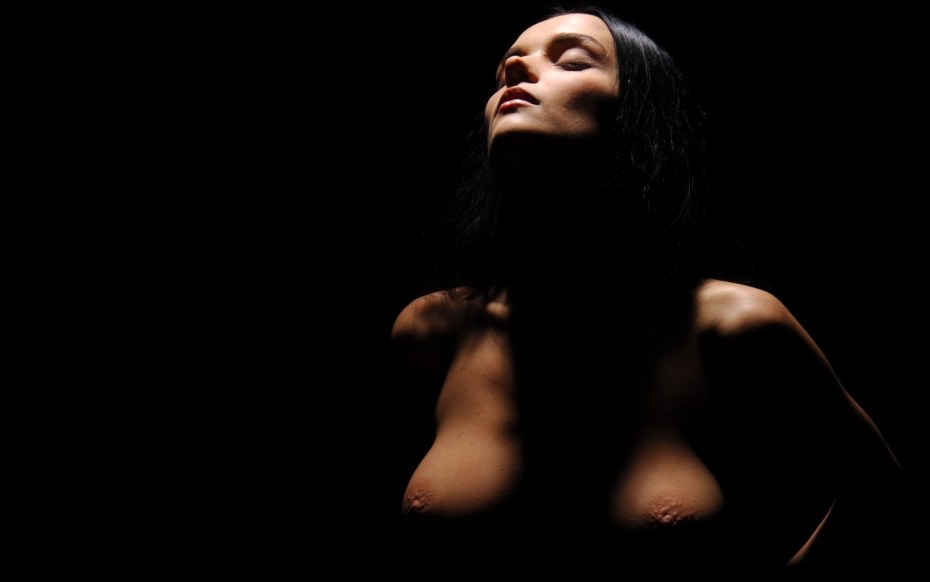 Голая в темноте