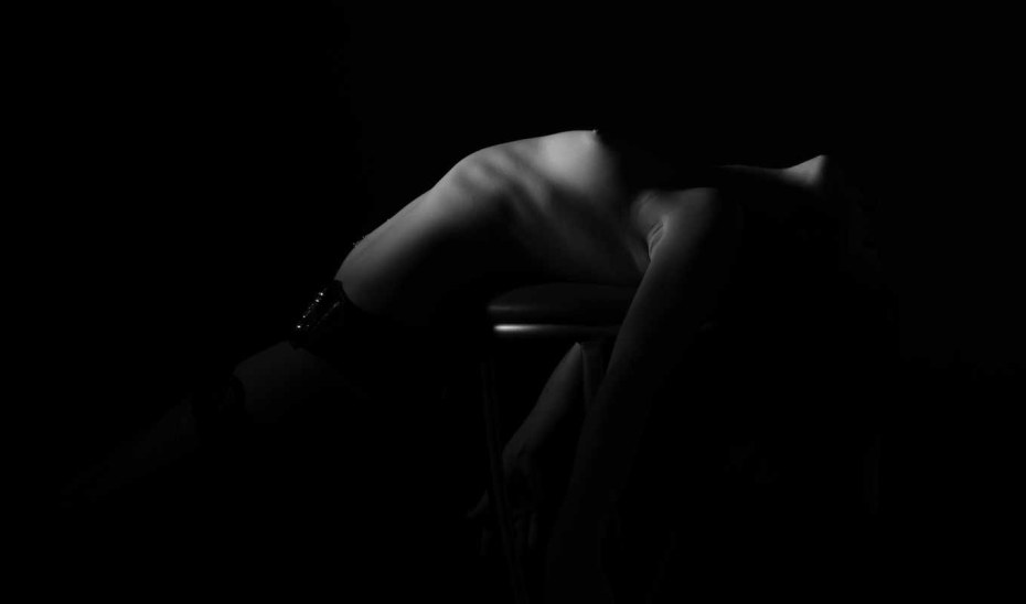 Мужчина и женщина голые в постели