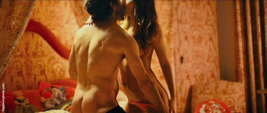 Урсула Корберо грудь